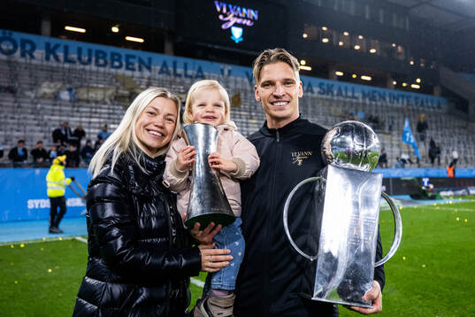 Malmö FFs Jens Stryger Larsen och familj jublar med