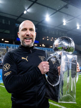 Malmö FFs tränare Henrik Rydström jublar med Lennart