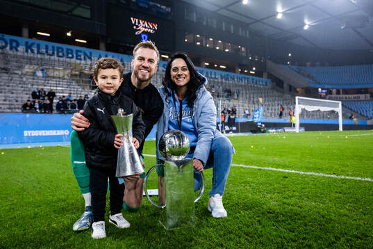 Malmö FFs målvakt Ricardo Friedrich och familj jublar med