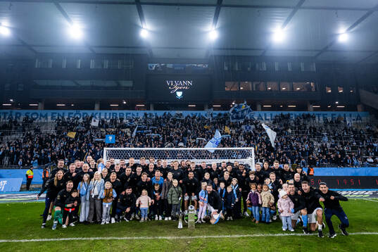 Malmö FFs spelare och ledare jublar med Lennart Johanssons