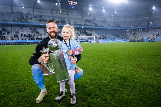 Malmö FFs Pontus Jansson jublar med Lennart Johanssons