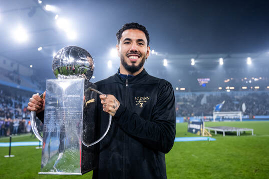 Malmö FFs Sergio Pena jublar med Lennart Johanssons pokal