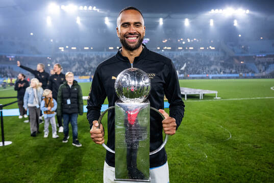 Malmö FFs Isaac Kiese Thelin jublar med Lennart Johanssons