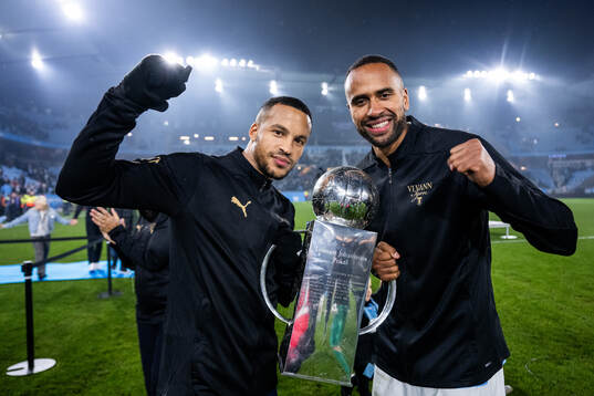 Malmö FFs Martin Olsson och Isaac Kiese Thelin jublar med