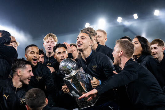 Malmö FFs Elison Makolli jublar med Lennart Johanssons