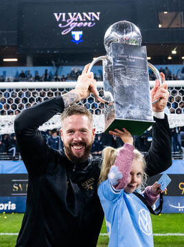 Malmö FFs Pontus Jansson jublar med Lennart Johanssons