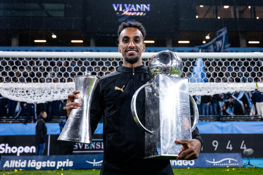 Malmö FFs Taha Ali jublar med Lennart Johanssons pokal