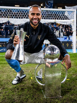 Malmö FFs Isaac Kiese Thelin jublar med Lennart Johanssons