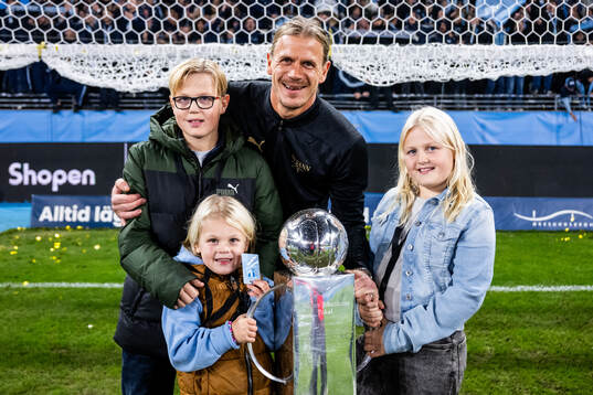 Malmö FFs målvakt Johan Dahlin och familj jublar med