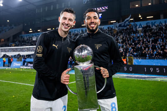Malmö FFs Lasse Berg Johnsen och Sergio Pena jublar med