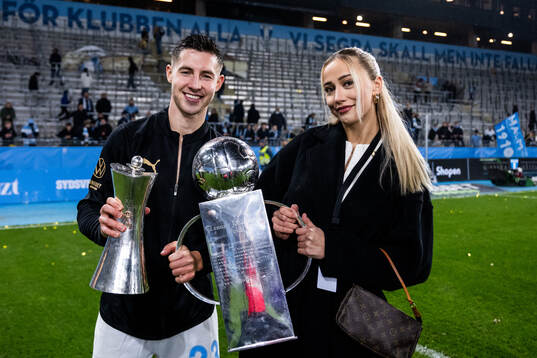 Malmö FFs Lasse Berg Johnsen jublar med Lennart Johanssons