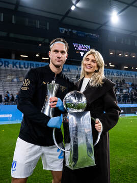 Malmö FFs Erik Botheim jublar med Lennart Johanssons pokal