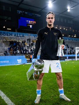 Malmö FFs Erik Botheim jublar med Lennart Johanssons pokal