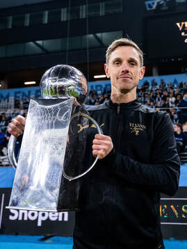 Malmö FFs Søren Rieks jublar med Lennart Johanssons pokal