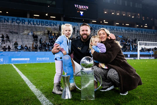 Malmö FFs Pontus Jansson med familj jublar med Lennart