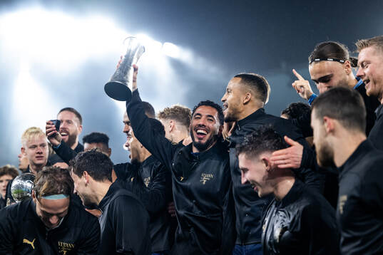 Malmö FFs Sergio Pena jublar med Lennart Johanssons pokal