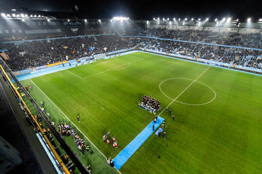 Malmö FFs spelare jublar med Lennart Johanssons pokal