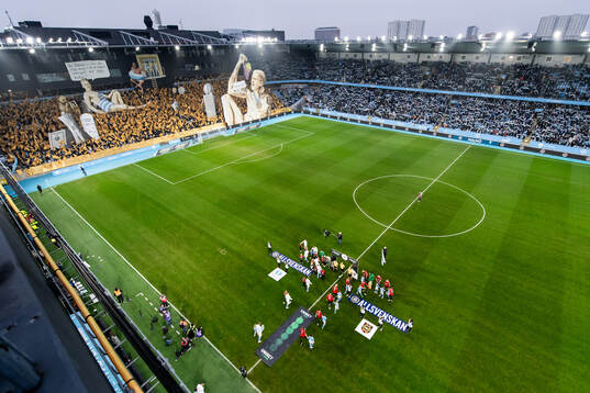 Spelarna gör entré på Eleda Stadion