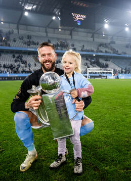 Malmö FFs Pontus Jansson jublar med Lennart Johanssons