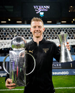 Malmö FFs Anders Christiansen med Lennart Johanssons pokal