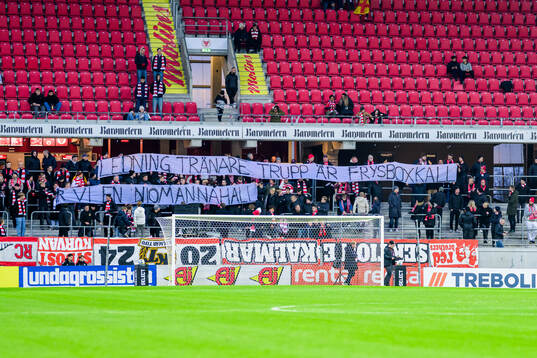 Kalmar supporter med plakat