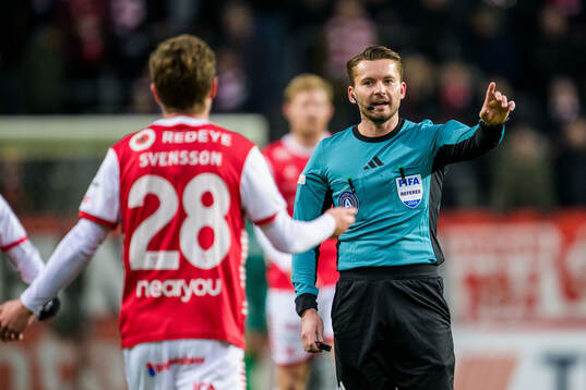 Kalmars Max Svensson och Domare Joakim Östling