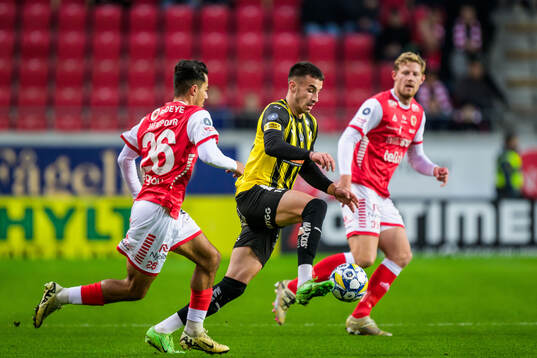 Kalmars Arash Motaraghebjafarpour och Häckens Srdjan Hrstic