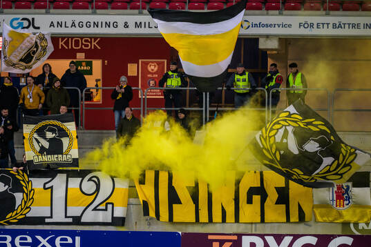 Häcken supportar med rökgranat