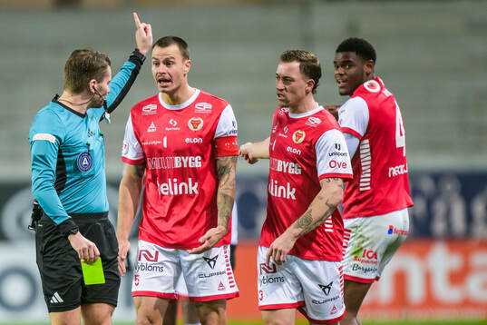 Domare Joakim Östling och Kalmars Vince Osuji