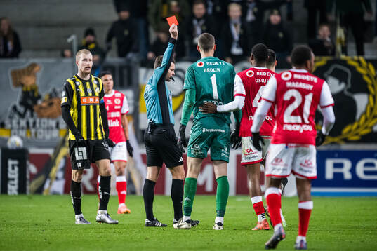 Domare Joakim Östling ger rött kort till Kalmars målvakt