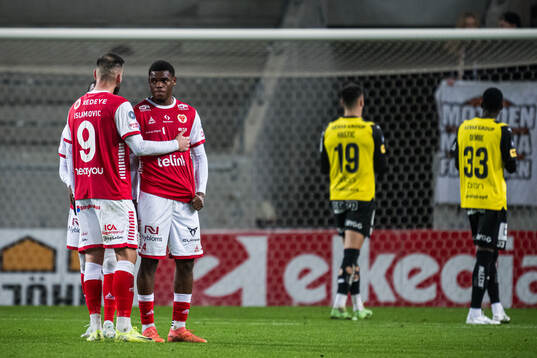Kalmars Dino Islamovic och Vince Osuji deppar