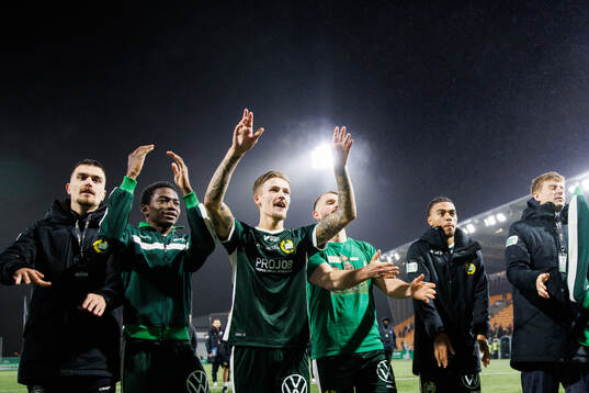 Hammarbys Fredrik Hammar  jublar med lagkamrater
