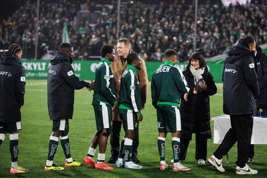 Hammarbys spelare tar emot silvermedaljer