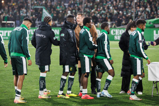 Hammarbys spelare tar emot silvermedaljer