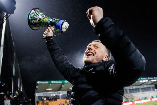 Hammarbys tränare Kim Hellberg jublar