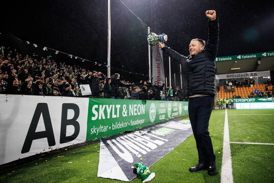 Hammarbys tränare Kim Hellberg jublar