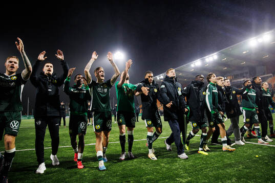 Hammarbys spelare jublar