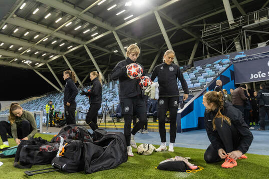 Goalkeeper Moa Edrud, Alice Carlsson and goalkeeper Anna