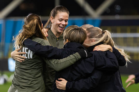 Bella Andersson celebrate