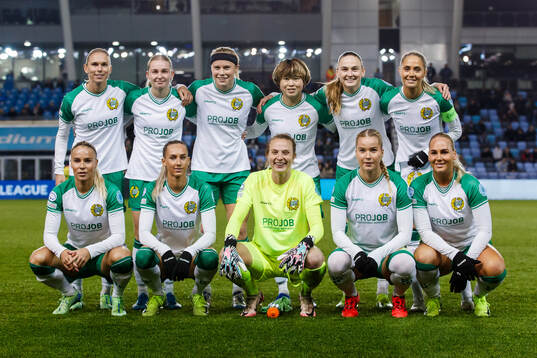 The starting eleven of Hammarby pose for a photo