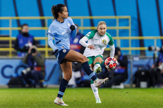 Mary Fowler of Manchester City and Jonna Andersson of