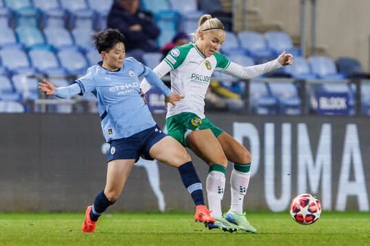 Aoba Fujino of Manchester City and Stina Lennartsson of