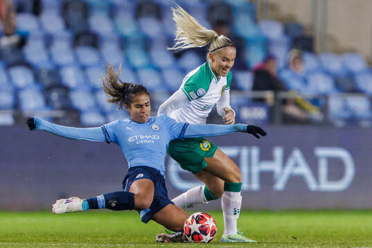 Mary Fowler of Manchester City and Stina Lennartsson of