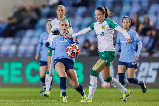 Laura Brown of Manchester City and Vilde Hasund of Hammarby