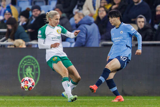 Jonna Andersson of Hammarby and Aoba Fujino of Manchester