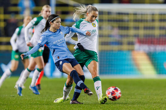 Yui Hasegawa of Manchester City and Ellen Wangerheim of