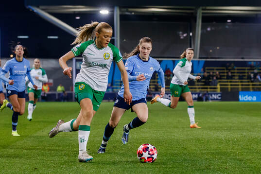 Smilla Holmberg of Hammarby and Laura Brown of Manchester