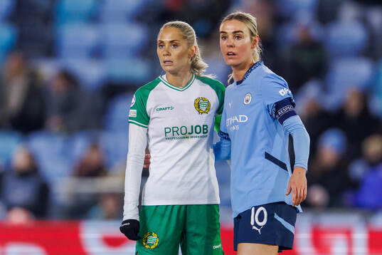 Alice Carlsson of Hammarby and Jill Roord of Manchester City