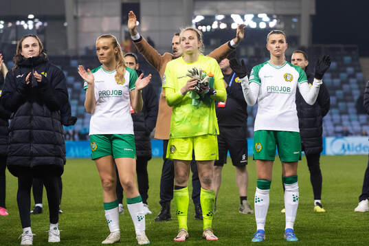 Smilla Holmberg, goalkeeper Anna Tamminen och Thea Sørbo