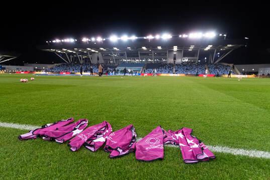 Players warm up bibs